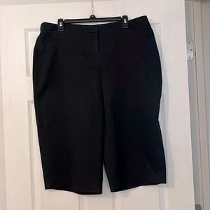 WOMEN’S BLACK SHORTS : SIZE 18